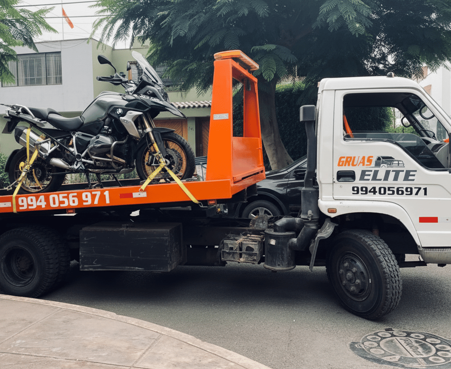 Traslado de una moto en grúa con anclaje seguro