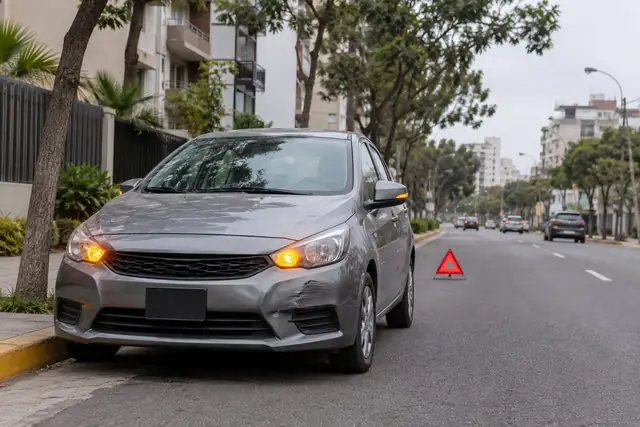 Auto con un golpe leve y triángulo de seguridad